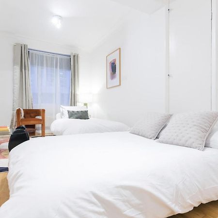 Perfectly Located 1 Bed Apartment Above Tube Station London Ngoại thất bức ảnh