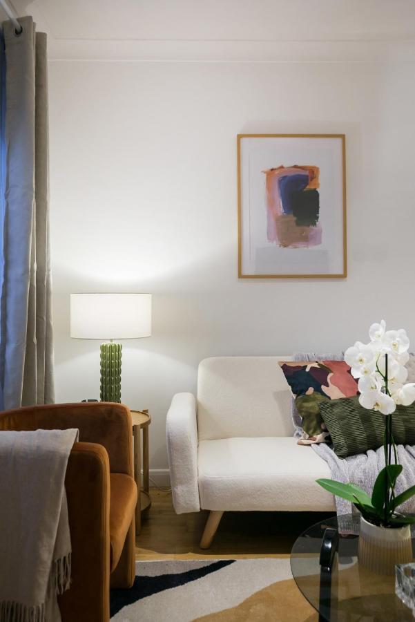 Perfectly Located 1 Bed Apartment Above Tube Station London Ngoại thất bức ảnh