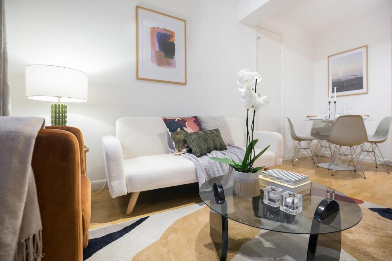 Perfectly Located 1 Bed Apartment Above Tube Station London Ngoại thất bức ảnh