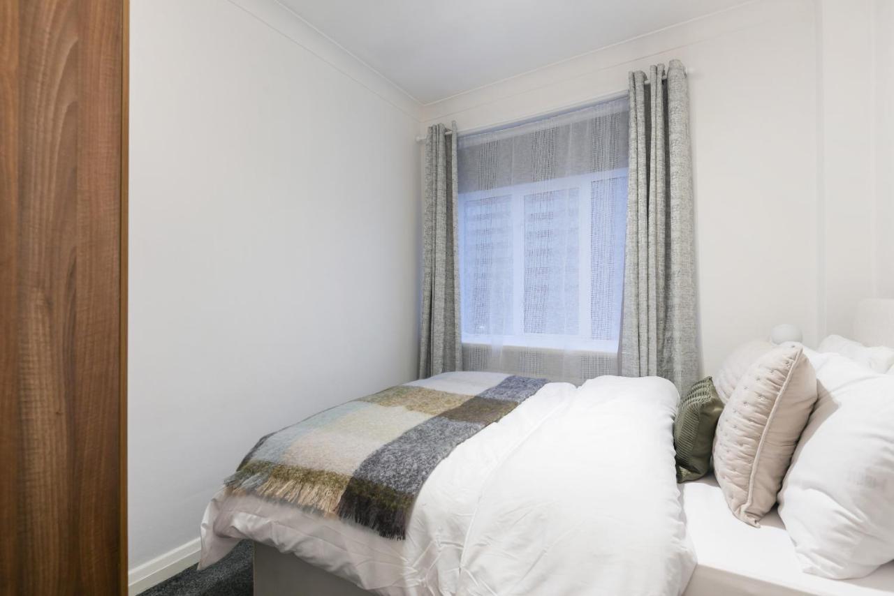 Perfectly Located 1 Bed Apartment Above Tube Station London Ngoại thất bức ảnh