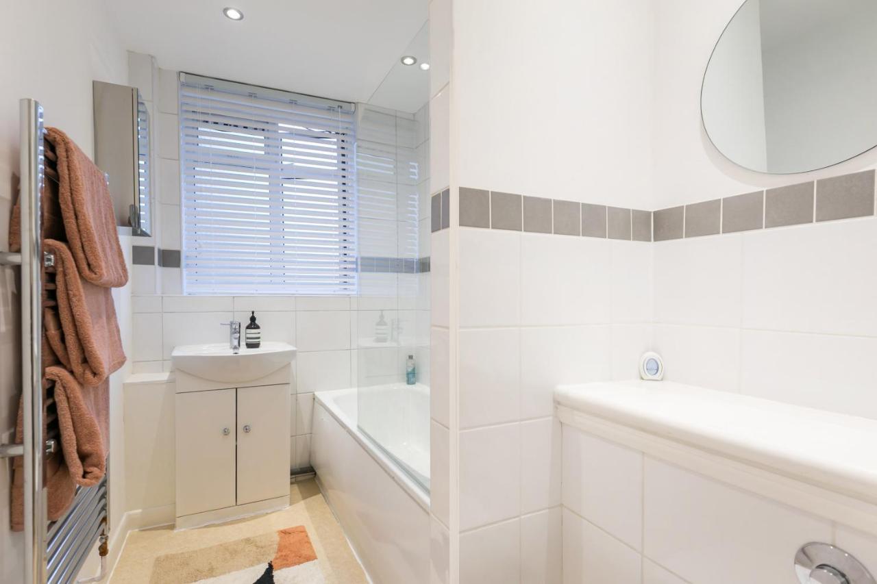 Perfectly Located 1 Bed Apartment Above Tube Station London Ngoại thất bức ảnh