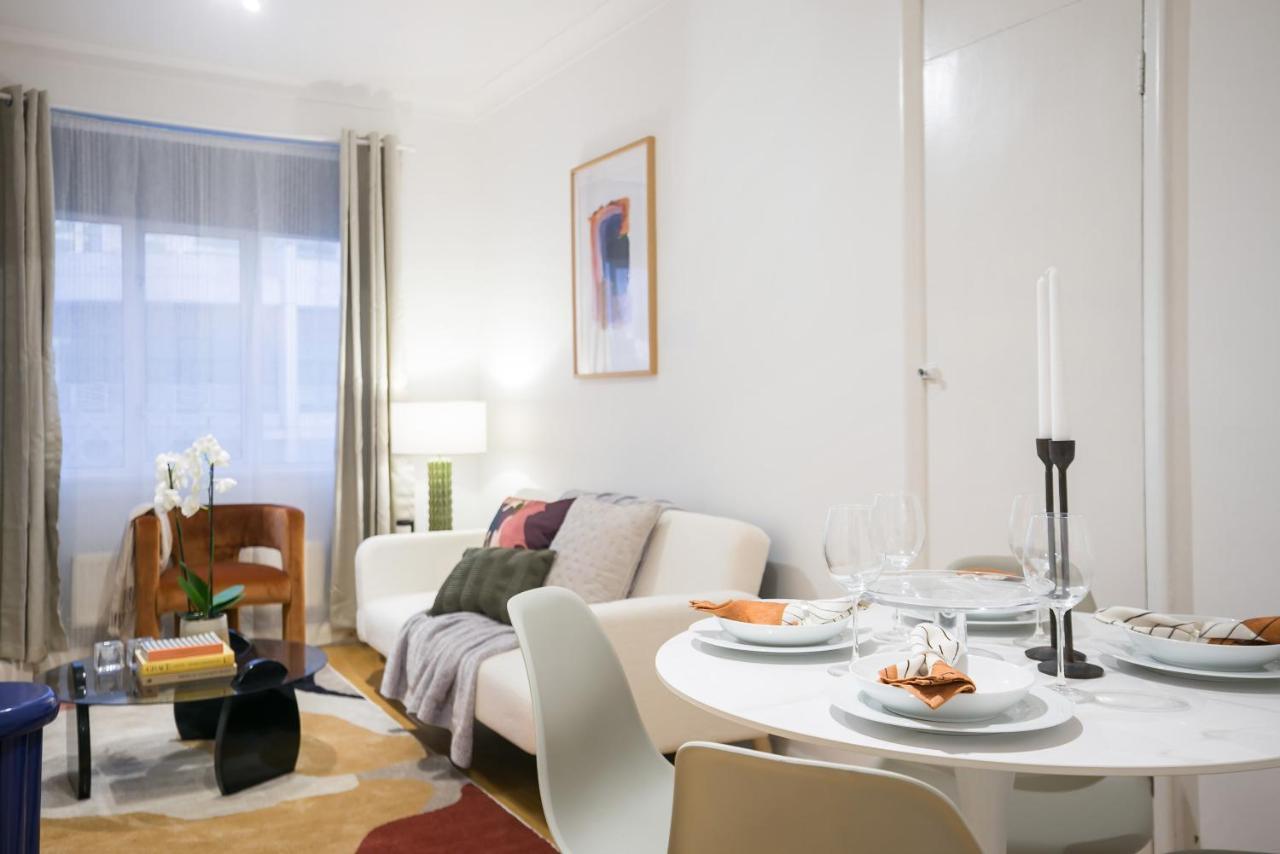 Perfectly Located 1 Bed Apartment Above Tube Station London Ngoại thất bức ảnh