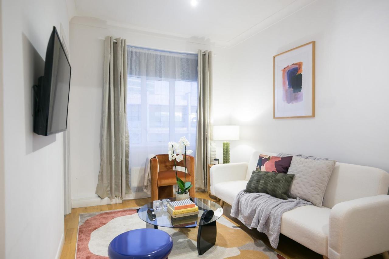 Perfectly Located 1 Bed Apartment Above Tube Station London Ngoại thất bức ảnh