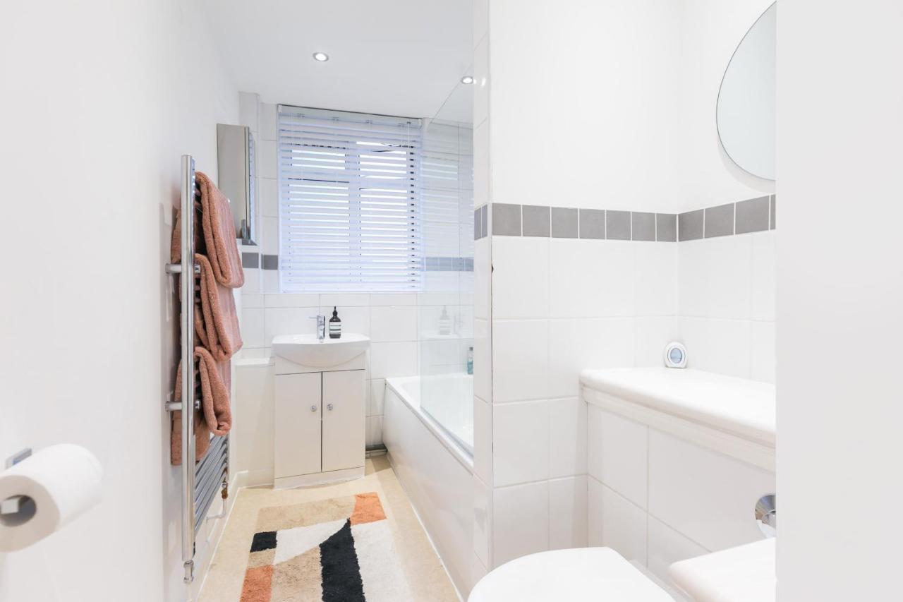 Perfectly Located 1 Bed Apartment Above Tube Station London Ngoại thất bức ảnh